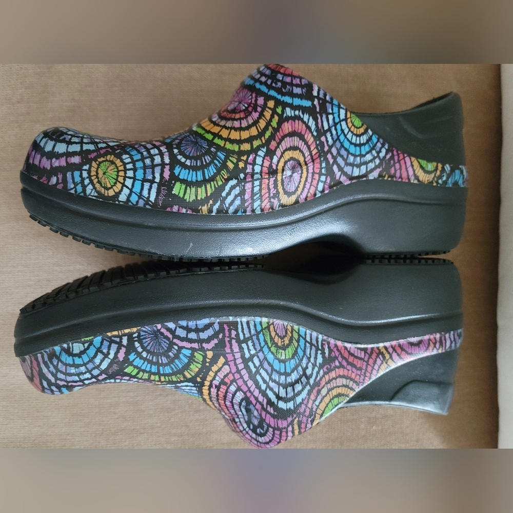 Crocs ON THE CLOCK Work W SZ 7  Geometric Multicolor Clogs Mules